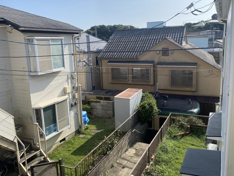 鎌倉市腰越二丁目の賃貸物件/2階の窓から外を眺めてみる。住宅の間を江ノ電がスレスレで通過していく様子が見えます。