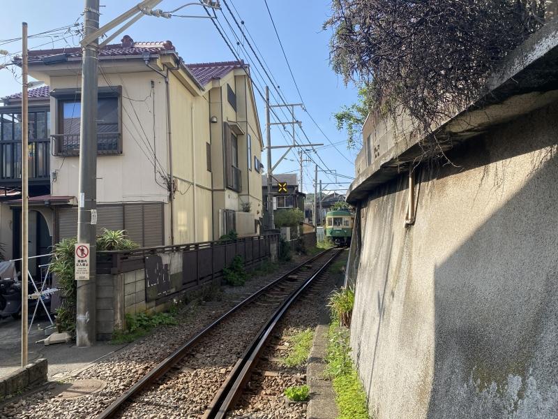 鎌倉市腰越二丁目の賃貸物件/周辺環境│江ノ電の走る勝手踏切を渡る日常。何とも鎌倉らしい景色がすぐそばにあります。