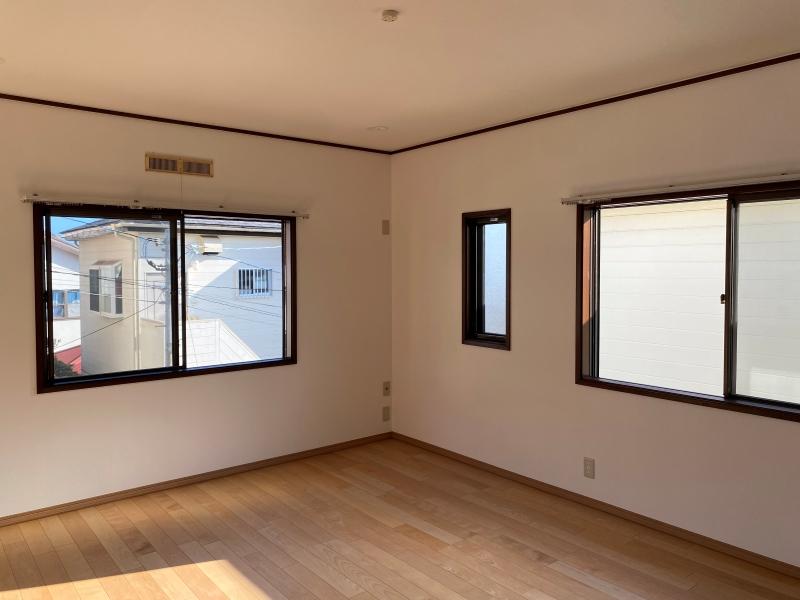 鎌倉市腰越二丁目の賃貸物件/2階洋室│日当たりもよくこの部屋が一番心地いい。