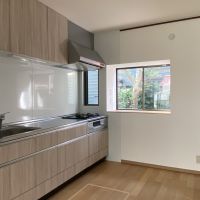 鎌倉市腰越二丁目の賃貸物件/キッチン│窓からの明かりあり、広々としています。