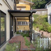 鎌倉市腰越二丁目の賃貸物件/玄関前│空いている小さなスペースでガーデニングができそうです。