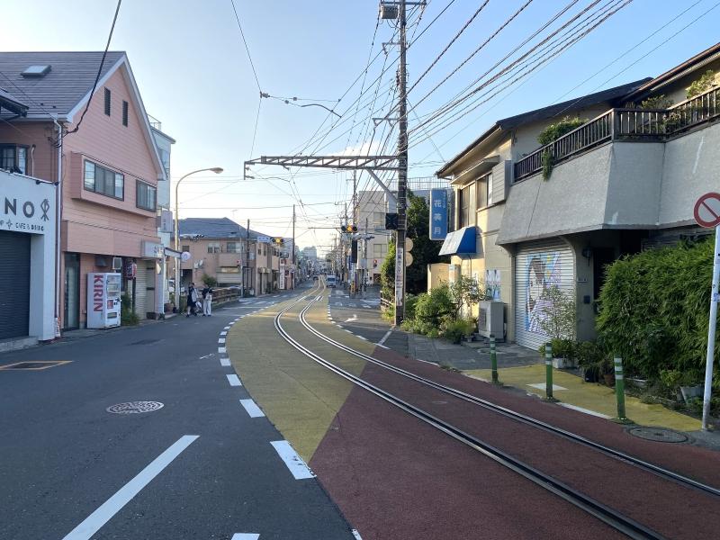 鎌倉市腰越二丁目の賃貸物件/周辺環境│腰越駅から電車が走る道路の様子