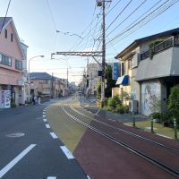 鎌倉市腰越二丁目の賃貸物件/周辺環境│腰越駅から電車が走る道路の様子