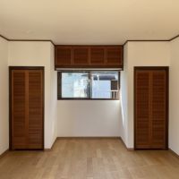 鎌倉市腰越二丁目の賃貸物件/2階洋室│別角度、収納は左右と上部に。