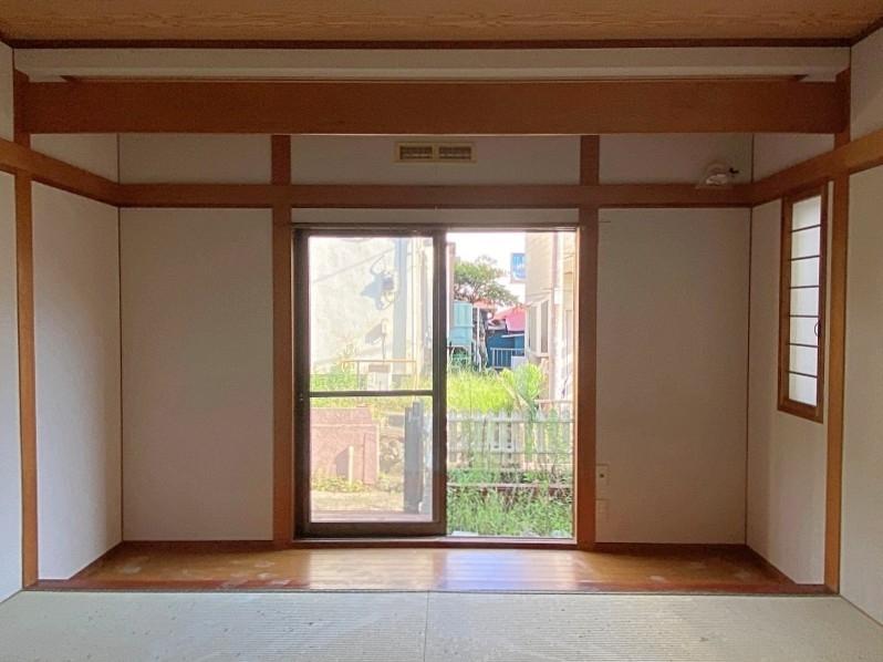 鎌倉市腰越二丁目の賃貸物件/1階和室│小さな庭で花を育てたい。