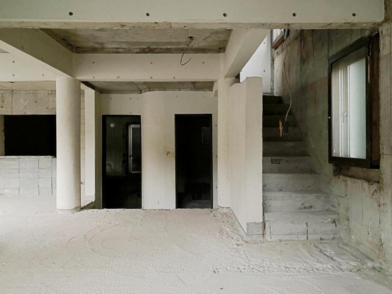 鎌倉市笛田五丁目の売買物件/2階旧洋室から室内を見る│左が旧キッチン、正面が旧浴室です