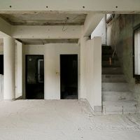 鎌倉市笛田五丁目の売買物件/2階旧洋室から室内を見る│左が旧キッチン、正面が旧浴室です