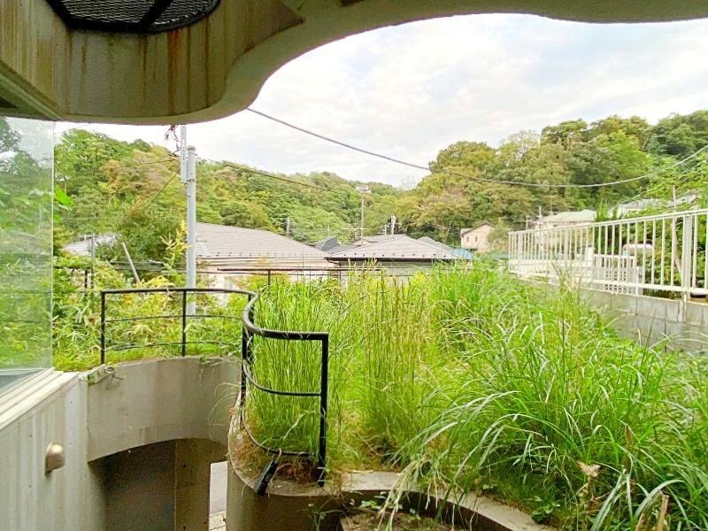 鎌倉市笛田五丁目の売買物件/玄関を開けるとコンパクトな庭│なめらかな曲線が空間を切り取ります