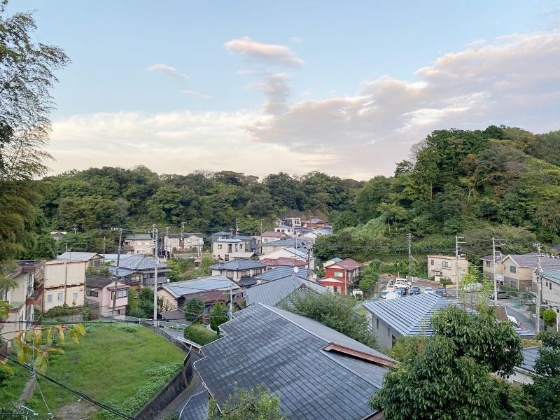 鎌倉市笛田五丁目の売買物件/3階ルーフバルコニー│広い空と緑に囲まれた家並み