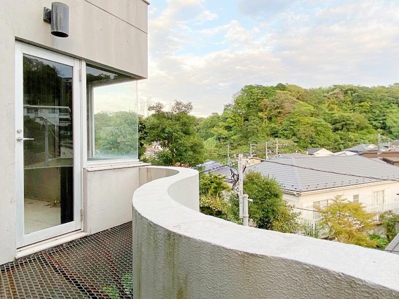鎌倉市笛田五丁目の売買物件/2階バルコニーからの眺望│コンクリートの曲線の先はのどかな眺望