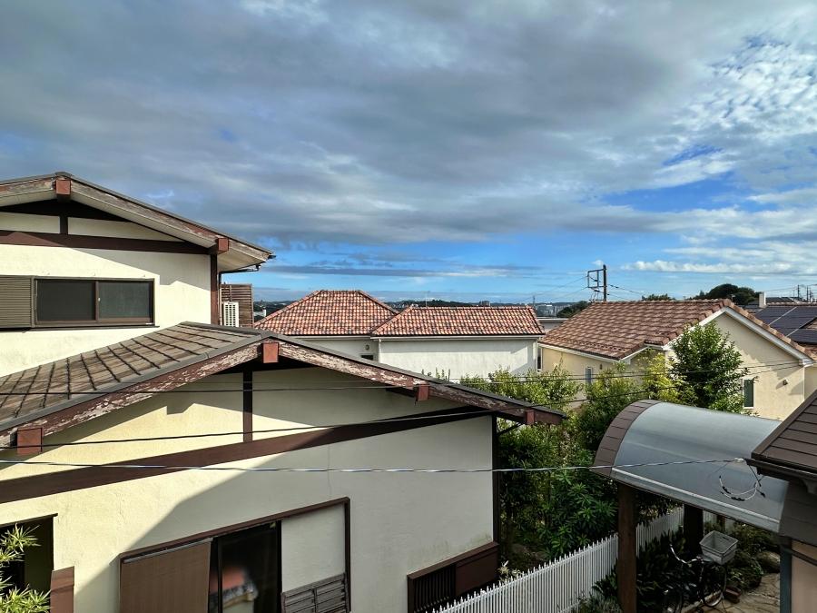 藤沢市立石一丁目の賃貸物件/2階からの眺望|少しわかりづらいですが屋根の先は斜面になっていて奥まで見通せます