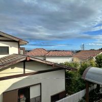 藤沢市立石一丁目の賃貸物件/2階からの眺望|少しわかりづらいですが屋根の先は斜面になっていて奥まで見通せます