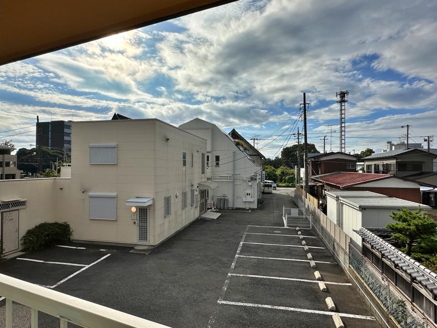 藤沢市立石一丁目の賃貸物件/2階からの眺望|こちらは病院の駐車場です