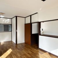 藤沢市立石一丁目の賃貸物件/1階リビングダイニング|モノを収納できるようなスペースにあえて引き違いをつけてみたり