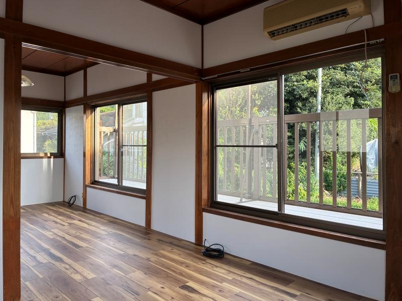 横須賀市芦名一丁目の賃貸物件/2階 洋室｜元々二間の部屋を一つにした広い部屋。大きな窓からはベランダに出られます。