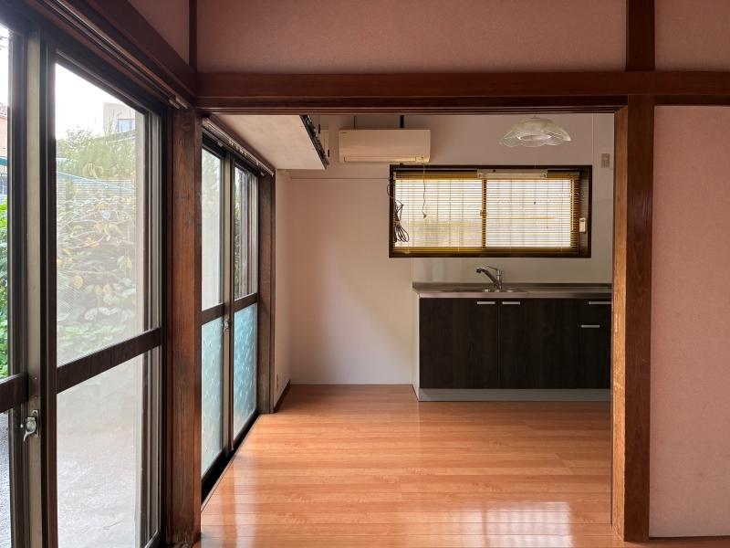 横須賀市芦名一丁目の賃貸物件/1階 LDK｜南向きの窓からはたっぷりの明かりが。奥にはキッチンがあります。