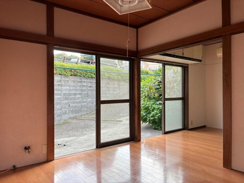 横須賀市芦名一丁目の賃貸物件/1階 LDK｜窓のすぐ外は駐車場。この部屋を作業場にしてもいいかもしれません。