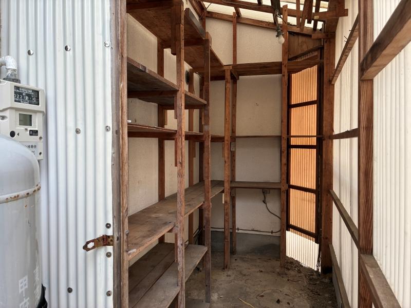 横須賀市芦名一丁目の賃貸物件/納屋｜建物裏にはちょっとした倉庫があります。施錠も出来、道具や材料を置いたり出来ます。