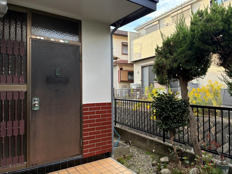 横須賀市芦名一丁目の賃貸物件/玄関｜べっこう色のタイルがアクセントカラーになっています。