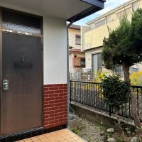 横須賀市芦名一丁目の賃貸物件/玄関｜べっこう色のタイルがアクセントカラーになっています。