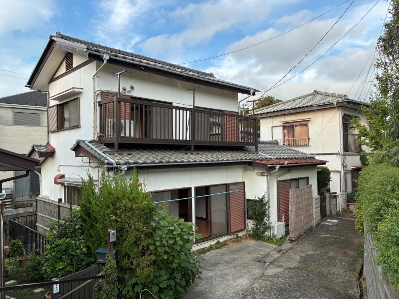 横須賀市芦名一丁目の賃貸物件/外観｜瓦屋根、白い吹付の外壁が、昭和の雰囲気を出しています。