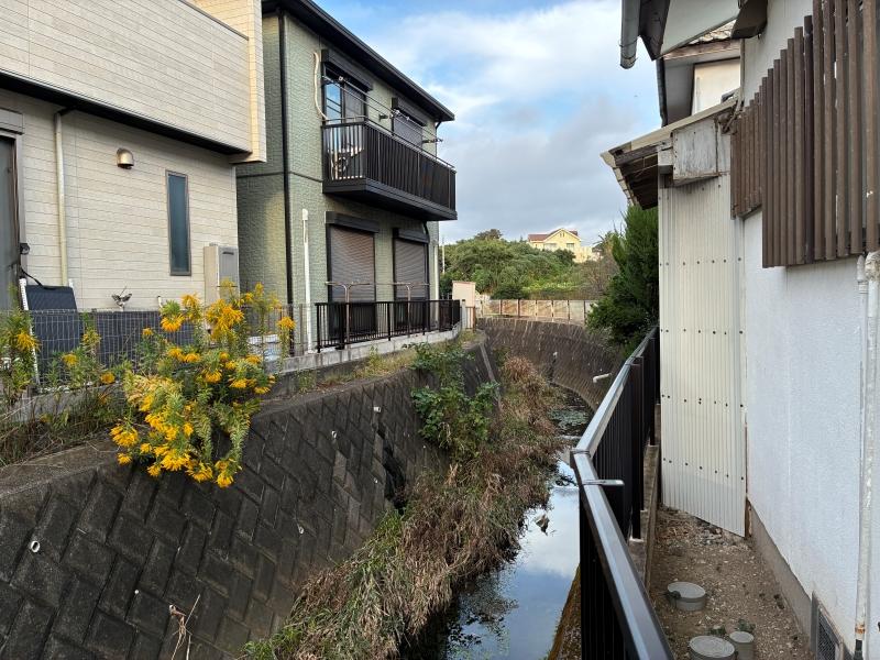 横須賀市芦名一丁目の賃貸物件/外部｜建物の裏には小川が流れています。