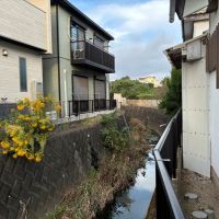横須賀市芦名一丁目の賃貸物件/外部｜建物の裏には小川が流れています。