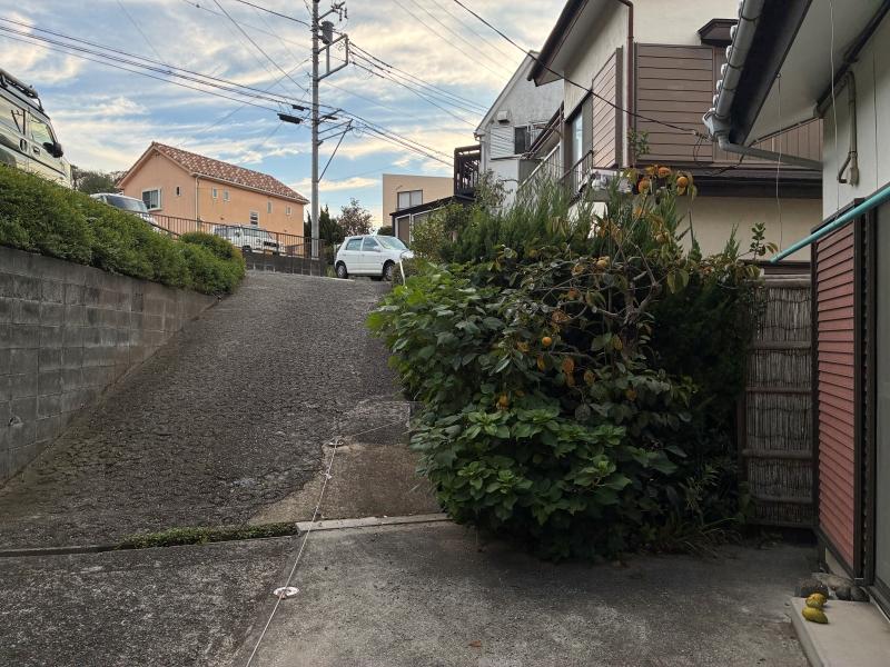 横須賀市芦名一丁目の賃貸物件/外部｜物件の前は少しだけ坂道があります。