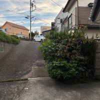 横須賀市芦名一丁目の賃貸物件/外部｜物件の前は少しだけ坂道があります。