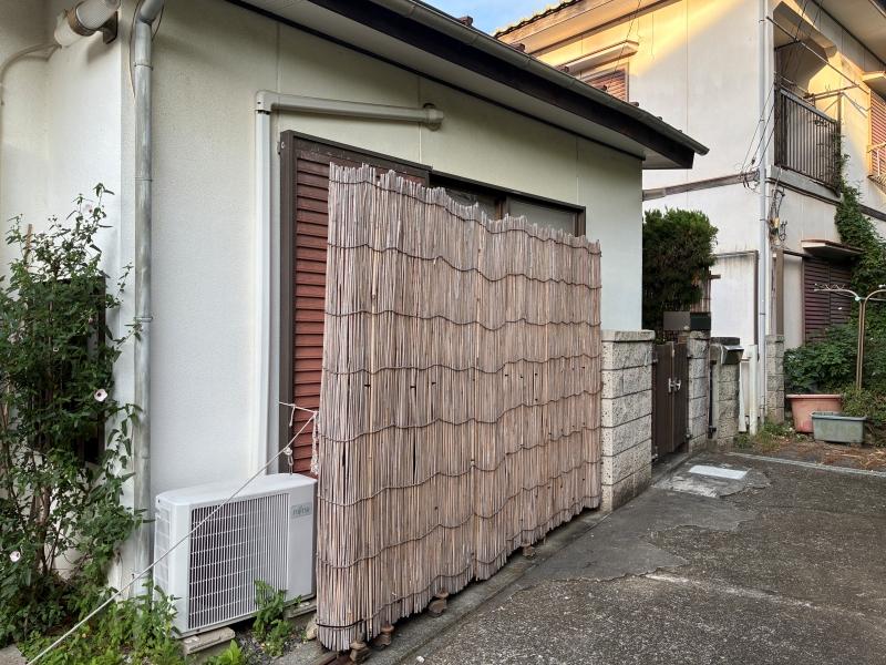 横須賀市芦名一丁目の賃貸物件/外部｜和室の外に立つ目隠しの塀。裏からみると・・・