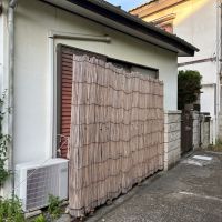 横須賀市芦名一丁目の賃貸物件/外部｜和室の外に立つ目隠しの塀。裏からみると・・・