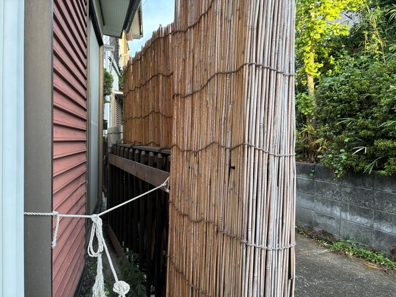 横須賀市芦名一丁目の賃貸物件/外部｜ガレージのスライドゲートにゴザを巻き付けたものでした。