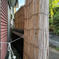 横須賀市芦名一丁目の賃貸物件/外部｜ガレージのスライドゲートにゴザを巻き付けたものでした。
