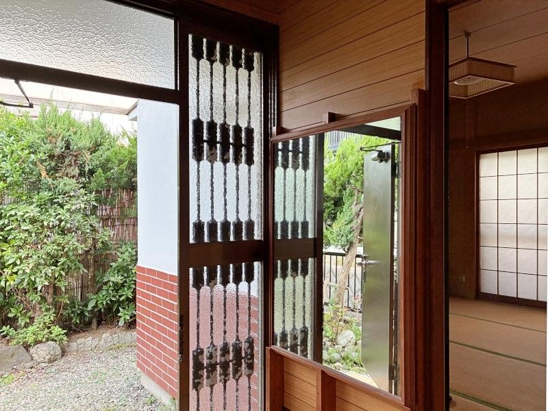 横須賀市芦名一丁目の賃貸物件/玄関｜大きな鏡もどうやら後付けされたようです。