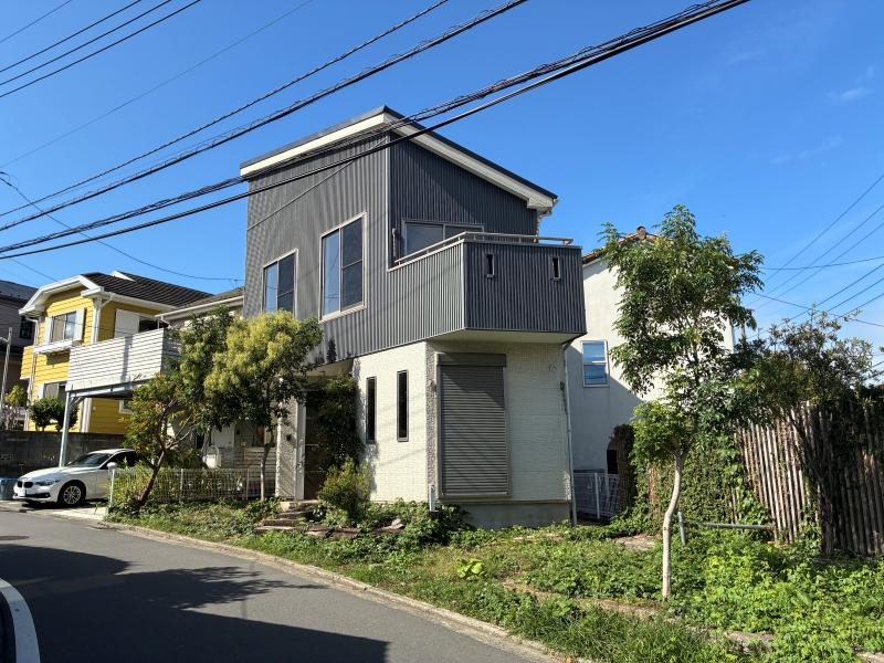 葉山町下山口の賃貸物件/三角形の敷地。上下で色や材種の分かれた外壁。面白い見た目です。