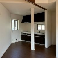 葉山町下山口の賃貸物件/2階 LDK｜奥に見えるキッチンと冷蔵庫スペース。こちらも二面採光。
