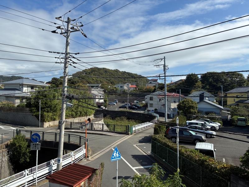 葉山町下山口の賃貸物件/眺望｜2階バルコニーから見える東側の景色。下に流れる川は御用邸まで続きます。