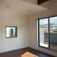 葉山町下山口の賃貸物件/2階 LDK｜東側の大きな窓からはバルコニーに出られます。
