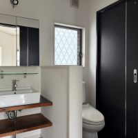 葉山町下山口の賃貸物件/洗面室｜トイレも含め、きれいな状態です。