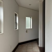 葉山町下山口の賃貸物件/1階 玄関｜奥まで細長い土間が続くので、外遊びが好きな方もいろいろ荷物が置けちゃいます。