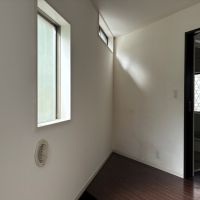 葉山町下山口の賃貸物件/1階 玄関｜奥の狭いところにも小窓が。