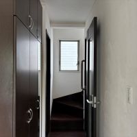 葉山町下山口の賃貸物件/1階 ホール｜階段部分にも窓があるので、中廊下も明るいです。