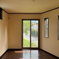葉山町下山口の賃貸物件/1階 洋室｜三方に窓を確保。隣家が迫っている面は、視線を遮るように高い位置に窓を設けています。