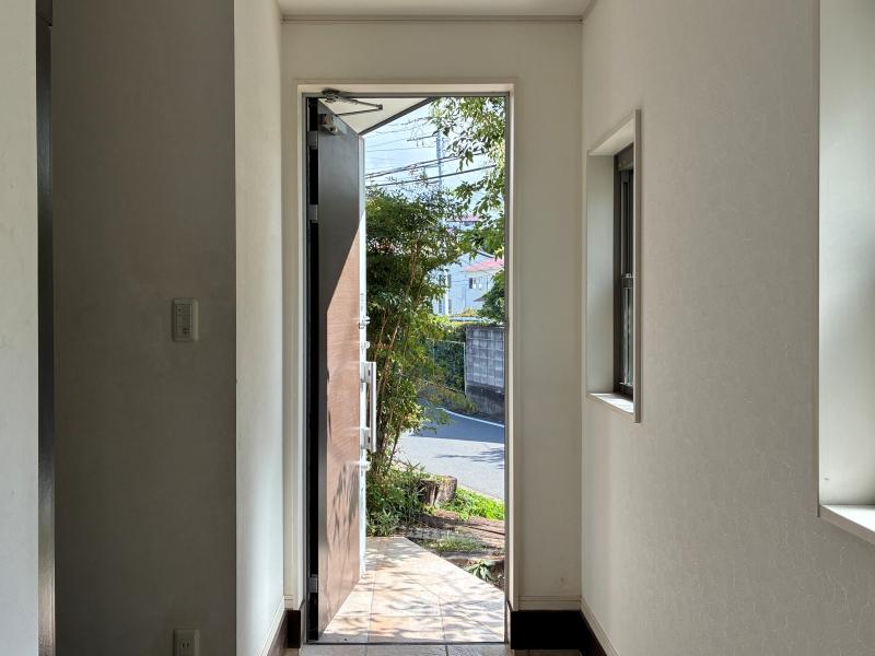 葉山町下山口の賃貸物件/1階 玄関｜開けた先には日に照らされた植栽。