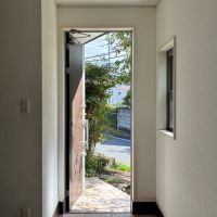 葉山町下山口の賃貸物件/1階 玄関｜開けた先には日に照らされた植栽。