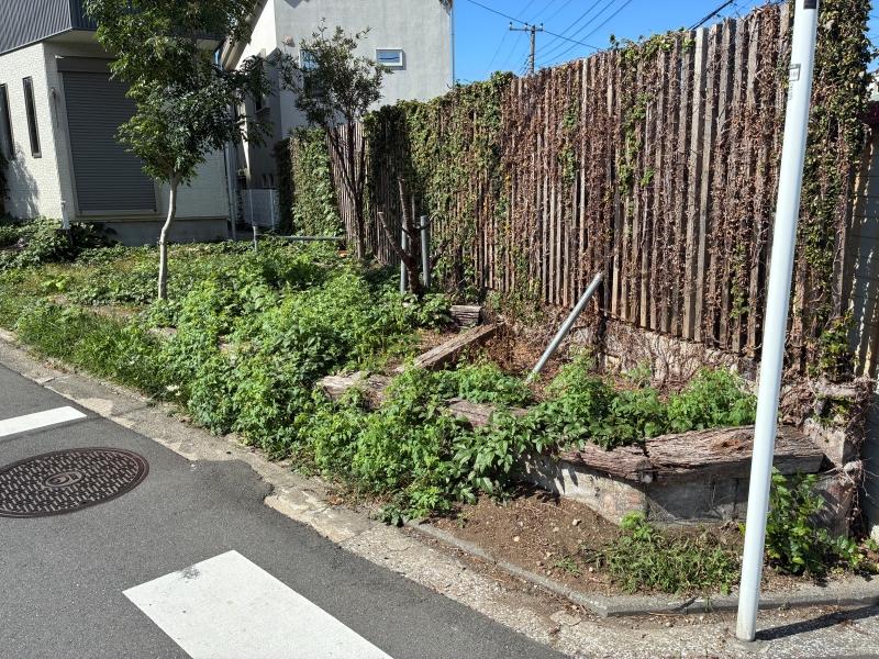 葉山町下山口の賃貸物件/外部｜敷地の先端部分には花壇の跡が。
