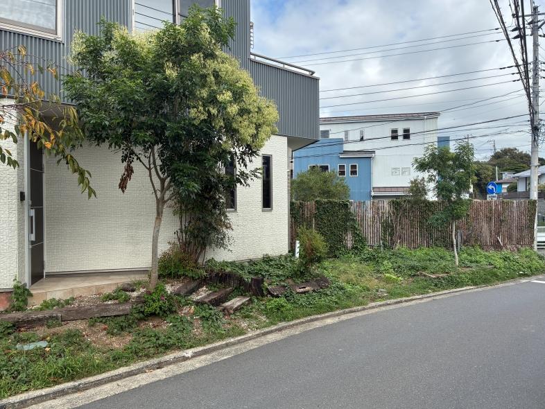 葉山町下山口の賃貸物件/外部｜建物まわりの空いたスペース。ベンチを置いて日向ぼっこ、ガーデニング、と使い方は色々想像できます。