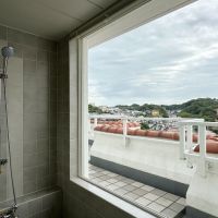逗子市小坪六丁目の売買物件/浴室からの眺望|大きな窓からの眺望。やはり海外にいるかのようです