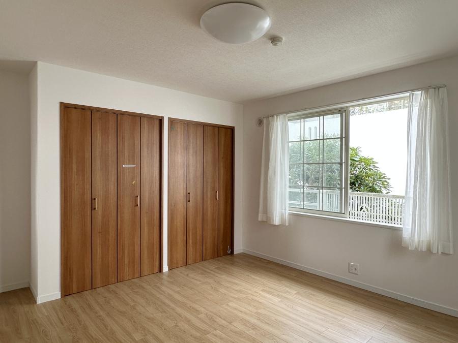 逗子市小坪六丁目の売買物件/洋室その1|北西側を向いている部屋です。曇っていても部屋は明るめです