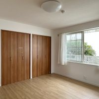 逗子市小坪六丁目の売買物件/洋室その1|北西側を向いている部屋です。曇っていても部屋は明るめです